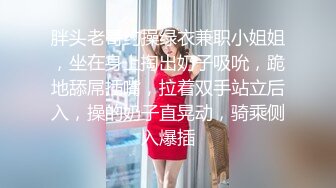 身材火辣的模特美女家里花洒头坏了找师傅来维修勾引他在浴室里