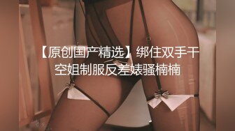 棕丝女友拿着屌往里插