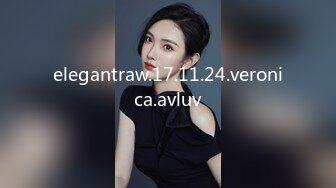 头套男和小女友无套女上位打桩抽送，呻吟不止多角度暴力打桩对大鸡吧是爱不释手