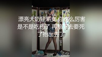  大奶子女同姐妹花的诱惑，全程露脸酒店水床上玩耍，揉奶舔逼带着假鸡巴的姐姐安耐不住要草她