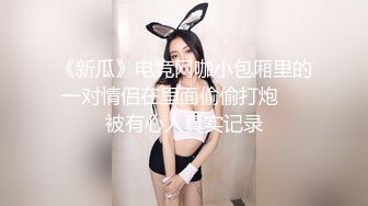 长相甜美短发萌妹子假吊跳蛋自慰，慢慢脱光揉搓奶子舔假吊抽插震动