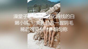 -白富美少妇勾引服务员,当场在客厅被扒掉蕾丝内裤用力猛操