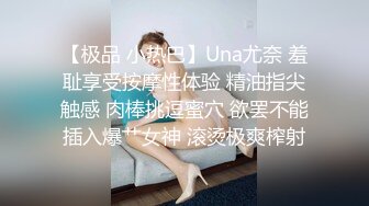 三男两女激情5P玩弄骚嫩的妹子，全程露脸小骚货给大哥一起口交大鸡巴，让小哥揉奶抠逼，看看谁草的猛叫的骚