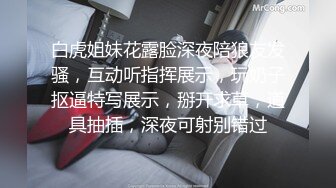 大神潜入餐厅女厕近距离偷窥 和男友打打闹闹的小骚货