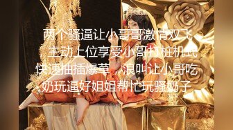 偷窥美容院，美艳少妇带着婴儿过来做脸部保养，保养完了儿子也饿了，背着工作人员露出巨乳喂奶，一嘴吃一手玩！