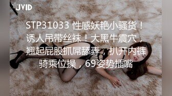  床上4个中年妇女互相玩弄，吃奶玩逼浪荡呻吟，看的大哥欲火焚身加入战场