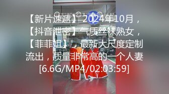 极品网红颜值女神下海小尺度诱惑  黑色丝袜撕裆  张开双腿揉搓阴蒂  半脱下丝袜扭动美臀  对着镜头特写诱惑