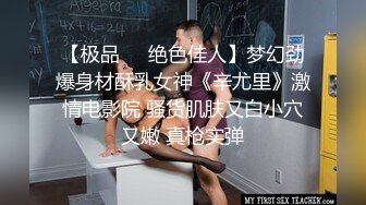 两个骚女露脸在一起比男人玩的都嗨，丝袜情趣制服诱惑双头道具互相插逼，戴上假鸡巴开草主动上位，给逼吃菜