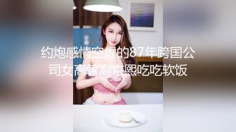 【新片速遞】 骚人妻露脸在家被两个大哥玩弄，乖巧的舔弄大鸡巴，让小哥抱在怀里揉奶玩逼，道具抽插，多体位蹂躏爆草好骚