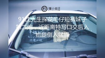 一边操着人妻一边和她老公开着视频  他老公看着说：辛苦了