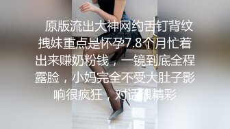 黑客破解家庭网络摄像头偷拍爱美的时尚宝妈每天出门之前都要对着镜子打扮一番，奶子貌似整出来的